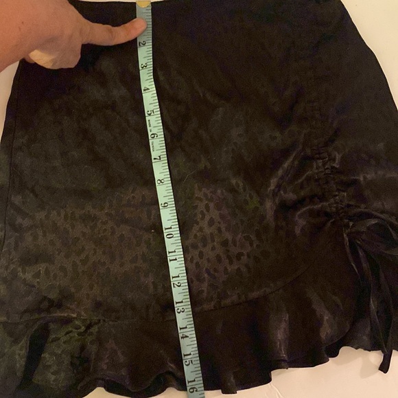 Forever 21 Black on Black Leopard Print Ruffles and side Rouching Skirt Sz Small - Picture 10 of 11
